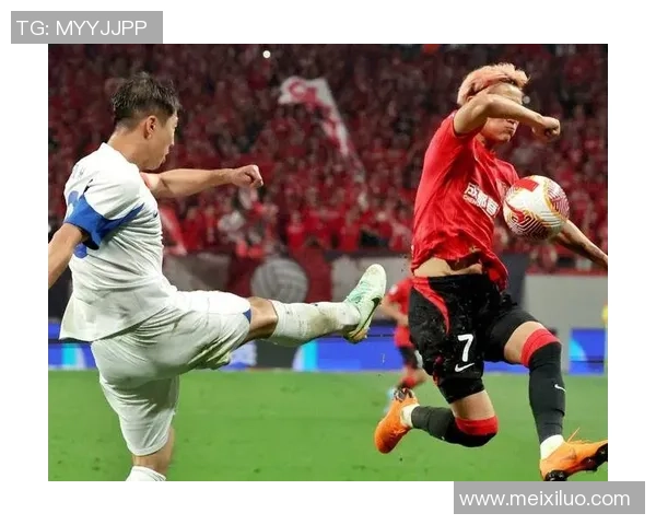 足球明星锁喉事件引发热议照片曝光引发球迷关注与讨论